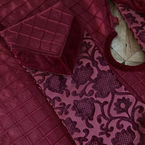 Large tree skirt with matching stockings - Picture 4 of 10